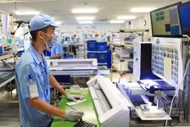 Производство электронных устройств на предприятии Rhythm Precision Vietnam Co., Ltd. в промышленной зоне Нойбай (Ханой). (Фото: hanoimoi.vn)