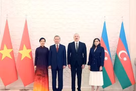 Президент Азербайджана Ильхам Алиев (второй справа) и его супруга проводят официальную церемонию приветствия генерального секретаря партии То Лама и его супруги (Фото: ВИA)