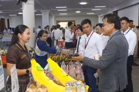 Делегаты посещают стенды с продукцией из разных стран на конференции. (Фото: ВИА) 