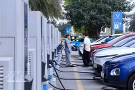 Общественные зарядные станции для электромобилей в Ханое. (Фото: ВИА) 