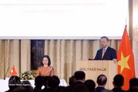 Генеральный секретарь ЦК КПВ, Президент Вьетнама То Лам вместе с супругой и делегацией высокого уровня Вьетнама встречается с сотрудниками Посольства Вьетнама и представителями вьетнамских общин в Дании, Исландии и на юге Швеции во второй половине дня 20 октября (по местному времени) в Копенгагене. Фото: ВИА