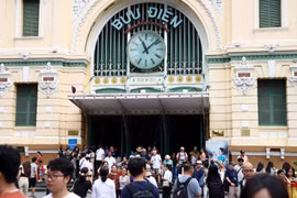 Центральный почтамт в Хошимине привлекает большое количество посетителей во время пятидневных каникул. (Фото: ВИA)