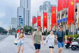 Казахские туристы на улице Нячанга (Фото: baokhanhhoa.vn)