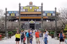Посетители осматривают Императорскую цитадель Хюэ. (Фото: ВИА) 