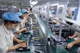 Рабочие собирают компоненты для мобильных телефонов на предприятии Handanbi Vina Co., Ltd. в промышленном парке Дьемтхюи провинции Тхайнгуен. (Фото: ВИА) 