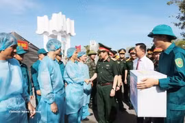 Генерал-лейтенант Нгуен Дык Хунг, член Центральной военной комиссии, секретарь партийного комитета 3-го военного округа и политический комиссар 3-го военного округа, посещает и поддерживает военнослужащих, проводящих эксгумацию останков павших военнослужащих и отбор образцов ДНК на кладбище павших героев Монгкай в районе Монгкай-3 провинции Куангнинь. (Фото: ВИА) 