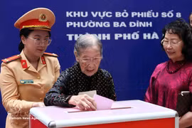 101-летняя избирательница Доан Тхи Тхуан опускает бюллетень в урну на избирательном участке № 8 в квартале Бадинь, Ханой, 15 марта. (Фото: ВИА) 