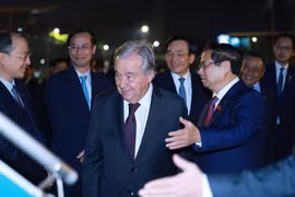 Премьер-министр Фам Минь Тьинь приглашает Генерального секретаря ООН Антониу Гутерреша подняться на борт самолёта перед их совместным вылетом из Ханоя вечером 25 октября в Куала-Лумпур (Малайзия) для участия в 47-м саммите АСЕАН и связанных с ним мероприятиях. (Фото: ВИА) 