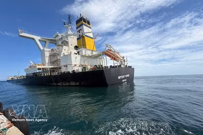 Греческое грузовое судно Merchant Mariner, перевозившее более 174 000 тонн руды и около 3 000 тонн дизельного топлива, в акватории Зунгкуата (провинция Куангнгай). Фото: ВИА