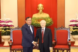 Генеральный секретарь ЦК КПВ (справа) Нгуен Фу Чонг принял Прак Сокхонна, Заведующего Отделом по внешним связям ЦК НПК. (Фото: ВИА)