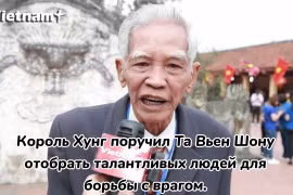 Люди готовят рис на огне в общинном доме деревни Тхикам