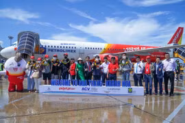 Пассажиры первого рейса Vietjet Air из Сеула в Нячанг. (Фото: vietjetair.com)