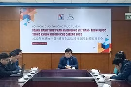 Ле Хоанг Тай (в центре), заместитель директора Агентства по содействию торговле Министерства промышленности и торговли Вьетнама, выступает на онлайн-мероприятии по поиску деловых партнеров 17 декабря (Фото: Министерство промышленности и торговли)