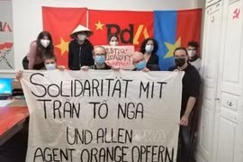 Члены Швейцарской партии труда выражают солидарность с жертвами Чан То Нга и АО /диоксина (Фото: ВИА)