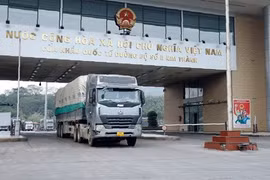 Первая в 2022 году партия экспортных товаров на втором международном КПП «Кимтхань». (Фото: ВИА)