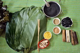 Ингредиенты представляют собой уникальную смесь, передающую вкус высокогорья: горный клейкий рис, звездчатый анис, черная свинина, бобы мунг и, что особенно важно, древесный уголь, получаемый из дерева нук нак, произрастающего в местных лесах. (Фото: ВИА)