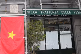 Фасад ресторана Antica Trattoria della Pesa и памятный знак дяди Хо (вверху слева). (Фото: ВИА)