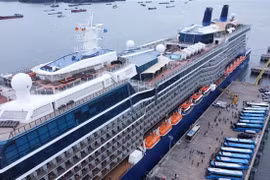 Судно Celebrity Solstice под флагом Мальты пришвартовалось в Халонге. (Фото: ВИА)