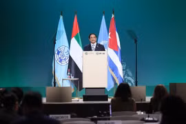 Премьер-министр Фам Минь Тьинь выступает с речью на саммите G77 по вопросам изменения климата в Дубае 2 декабря днем. (Фото: ВИA)