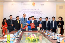 Представители Немецкого агентства по сотрудничеству в области развития - GIZ Vietnam и Бюро управления рынком жилья и недвижимости Министерства строительства (HREM) подписывают Меморандум о взаимопонимании (МВ). - Фото любезно предоставлено GIZ-Vietnam
