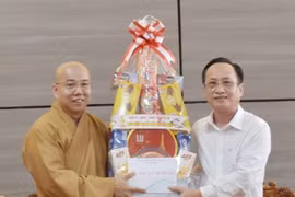 Товарищ Фам Ван Тиеу, председатель Народного комитета Баклиеу, члены делегации фотографируются на память с Постоянным комитетом Исполнительного совета Вьетнамской буддийской сангхи провинции Баклиеу. (Фото: ВИА)