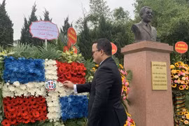 Посол Доминиканской Республики во Вьетнаме Франсиско Родригес возлагает венок к памятнику профессору Хуану Бошу. (Фото: Вьетнам+)