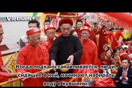 Тысячи людей шли под дождем, неся священную воду в храм Чан в Тхайбине