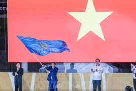 Министр культуры, спорта и туризма Нгуен Нгок Тиен принимает флаг, подтверждающий, что Вьетнам является местом проведения игр SEA 31 (Фото: ВИА)