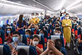 Рейс Vietnam Airlines доставил в Ханой 130 студентов Ханойского медицинского университета и сотни медицинских работников, которые выполнили свои задачи по оказанию помощи Хошимину и южным районам в борьбе с COVID-19.