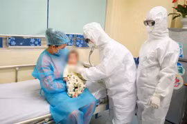 Врачи Центральной педиатрической больницы обследуют трехмесячную девочку из провинции Виньфук. (Фото: ВИА) 