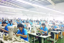 На обувной фабрике во Вьетнаме (Фото: haiquanonline.com.vn)