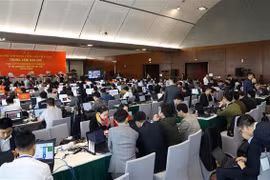 Репортеры местных информационных агентств работают в пресс-центре XIII всевьетнамского съезда КПВ (Фото: ВИА) 