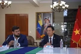 Посол Вьетнама в Венесуэле Ле Вьет Зуен (справа) во время рабочей встречи с губернатором Монагаса Эрнесто Луной (слева). (Фото: ВИА)