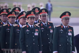 Делегаты XIII всевьетнамского съезда КПВ возложили венок к Мавзолею президента Хо Ши Мина (Фото: ВИА) 