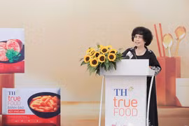 Учредитель, председатель стратегического правления концерна TH Group, женщина-герой Труда Тхай Хыонг выступает на церемонии выпуска продуктов под маркой «TH true FOOD». Фото: Vietnam+