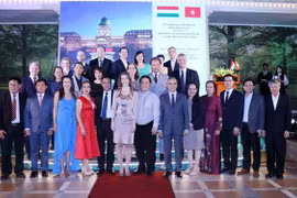 Участники фотографируются на гала-ужине и концертной программе венгерских традиционных музыкальных инструментов вечером 1 декабря (Фото: ВИА)