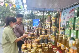 Продукция OCOP, представленная на ярмарке в Ханое (фото: ВИA)
