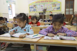 Ученики 1 класса начальной школы Нгами в деревне Вангмон, провинция Нгеан. (Фото: ВИА)