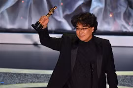 Режиссер Бонг Чжун Хо фильма «Паразиты» на 92-й церемонии вручения премии "Оскар" в Театре Долби, Лос-Анджелес, США, 9 февраля 2020 года. (Фото: AFP/ВИА)