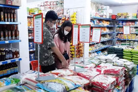 Покупатели в супермаркете BigC в Ханое. (Фото: hanoimoi.com.vn) 