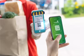 Сканирование QR-кода для оплаты (Фото: ВИA)