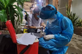 Взятие образцов для тестирования на COVID-19 в районе Говап в Хошимине (Фото: hcdc.vn)