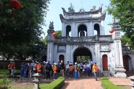 Посетители храма литературы в Ханое. (Фото: ВИА)