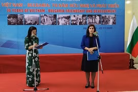 Посол Болгарии во Вьетнаме Манирела Петкова (справа) выступает на церемонии открытия фотовыставки (Фото: ВИА)