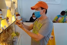 Покупатель выбирает мед в магазине акционерного общества Хошимина Honey Bee (Behonex) в районе Фунхуан. (Фото: любезно предоставлено Behoney) 
