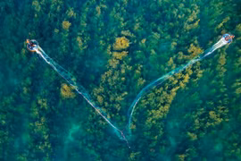 Две лодки-корзины используют V-образную сеть для ловли кальмаров. (Фото: vnexpress.net) 