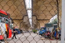Стоянка под мостом Виньтуй на улице Минькхай. (Фото: ВИА)