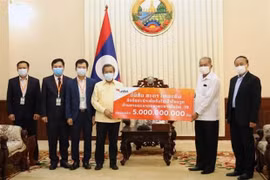 Представители Unitel представляют правительство и народ Лаоса с более чем 5 млрд. кипов (почти 538.000 долл. США) на борьбу с COVID-19 (Фото: ВИА)