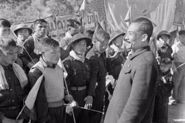 Лаосский принц Супханувонг с вьетнамскими солдатами-добровольцами, 1950 год. (Фото: Архив/ВИА)