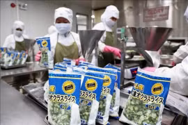  Рабочие обрабатывают продукты для экспорта в Японию. (Фото: ВИA) 